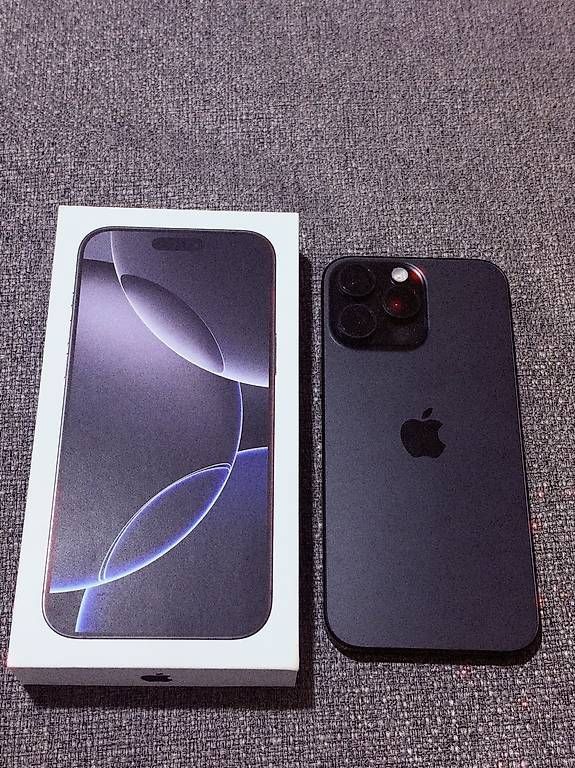 Telefoni cellulari / Smartphones: iPhone 16 Pro Max 256GB Nero – Usato da Giubiasco venduto da luc_pc2g