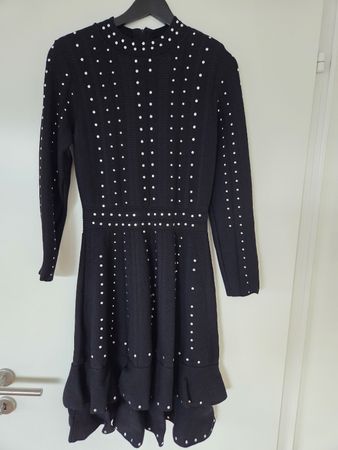 Schickes Strickkleid schwarz mit Perlenbesatz Grösse M neuwe