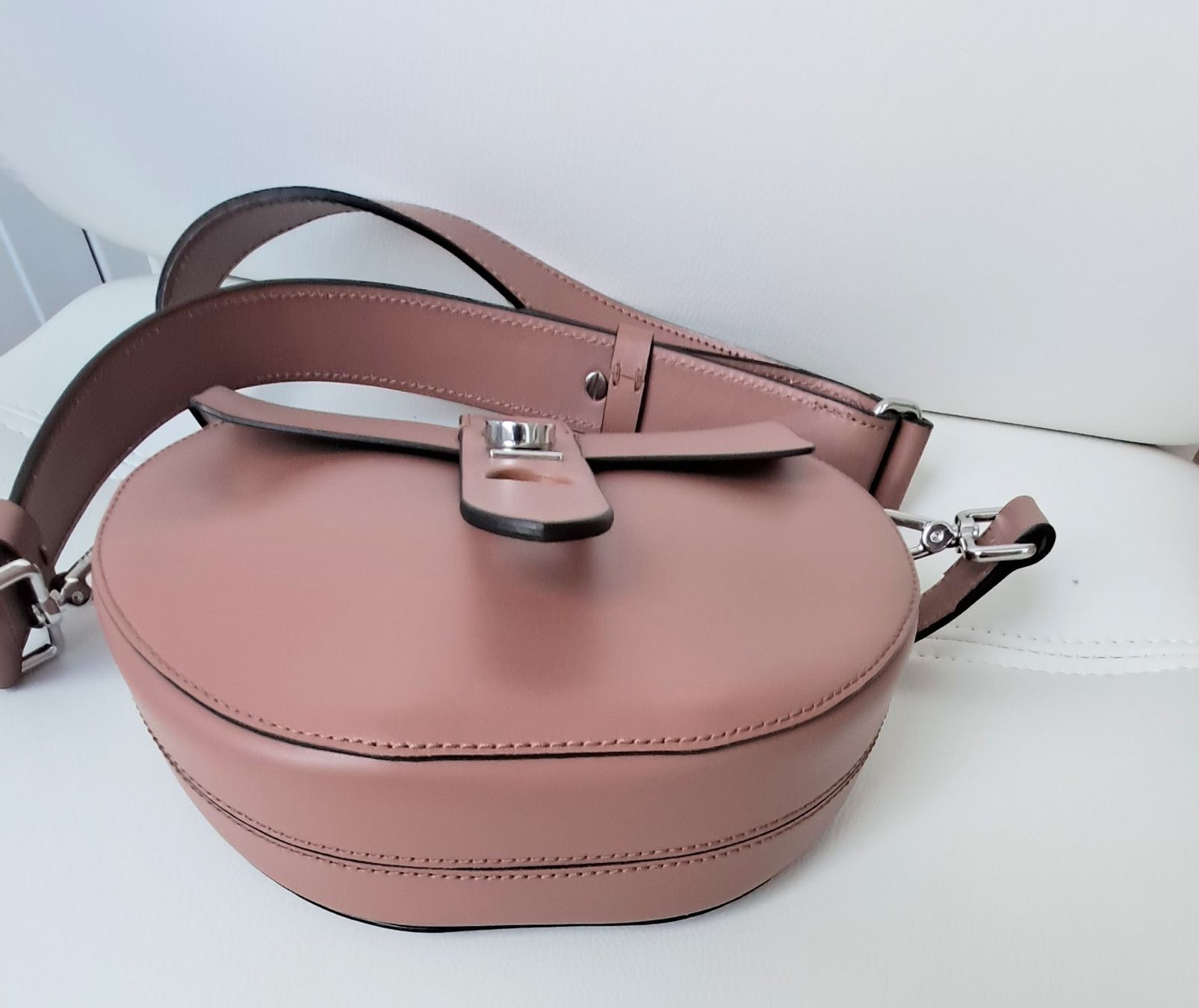 Coccinelle Borse da donna: Coccinelle carousel mini Leder Crossbody – Usato da Liestal venduto da Mas-Y-Mas 4