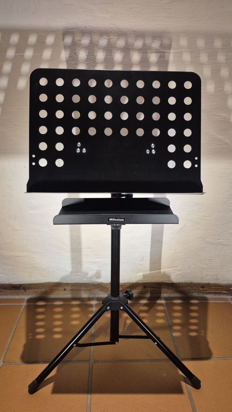 Instrumenten-& Notenständer: Notenständer mit extra Tablar – Neu und originalverpackt aus Winterthur von NorrSydGuitars