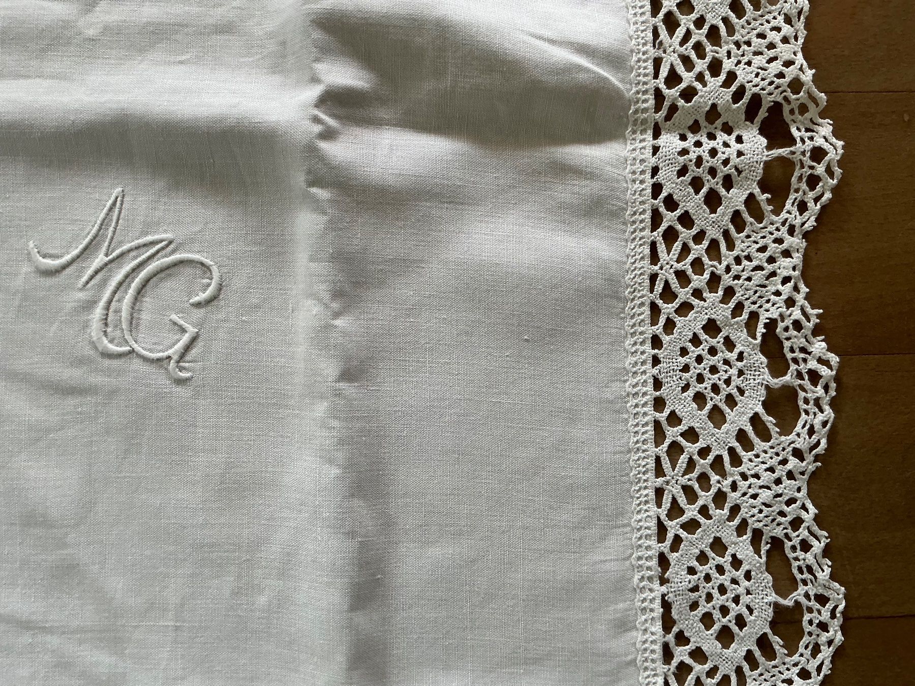 Altra biancheria da tavola: Elegantes Deckchen, Handarbeit, Spitze, Monogramm "MG" – Usato da Muttenz venduto da rob_sc8s 1