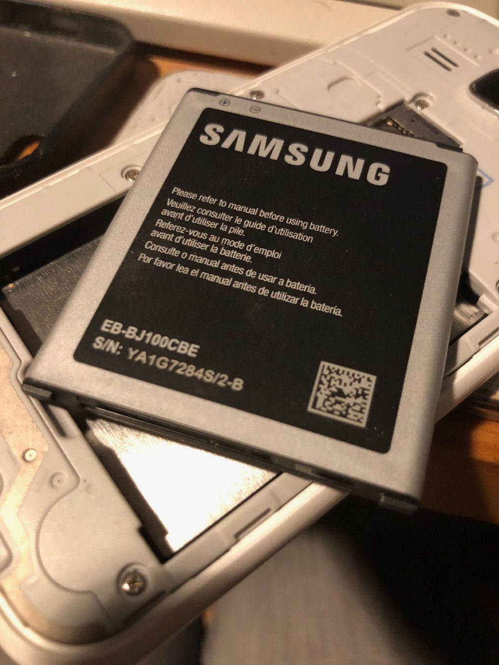 Samsung Handys / Smartphones: Samsung Galaxy J1 von 2015 defekt – Defekt aus Hinterkappelen von atomschnee 7