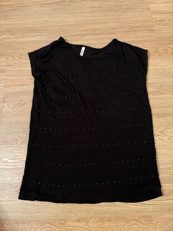 Schwarzes leichtes Shirt mit Nieten / Gothic / Metal