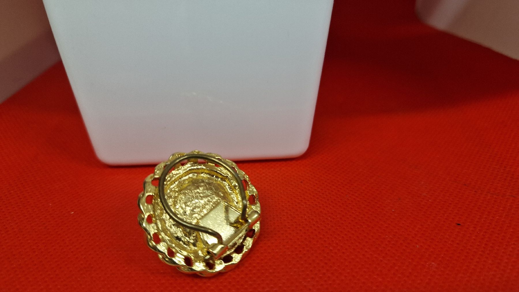 Spille & Fermagli: Vintage Brosche Gold Look mit Perle, Durchmesser 3.5 cm – Usato da Herisau venduto da Antiques.AR 1