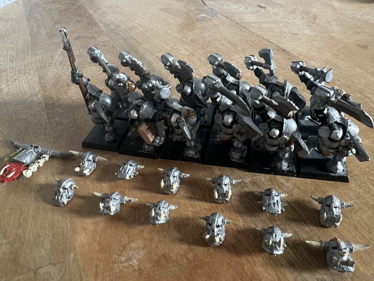 Statuette: Warhammer Old World - Black Orcs Metal – Usato da Lausanne venduto da Polokus