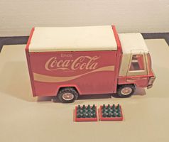 M23 - altes Coca Cola Blechauto & 2x Getränkeharassen
