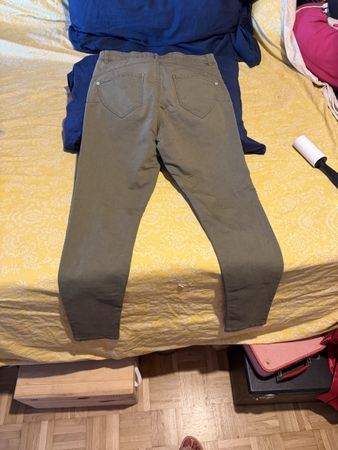 Pantalon Jennyfer kaki coupe ajustée taille 36 bon état