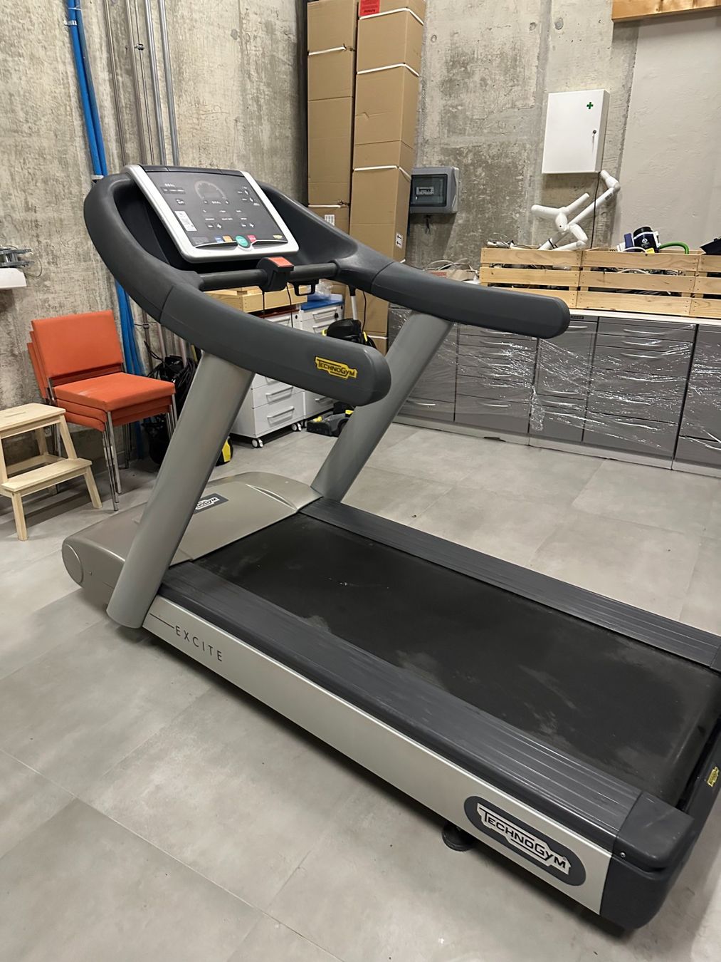Technogym Hometrainer: Technogym Excite, tapis de course professionnel, salle de sp – Usato da Payerne venduto da id-elektro 6