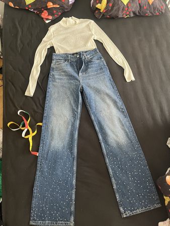 Jeans mit Strasssteinen + glitzernde Top