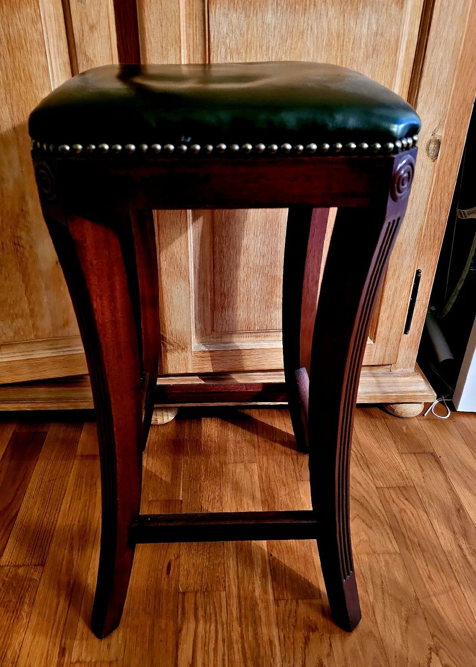 Chesterfield Sgabelli: CHESTERFIELD BAR HOCKER! – Nuovo (secondo la descrizione) da Laupen BE venduto da AUSSIEGIRL1109