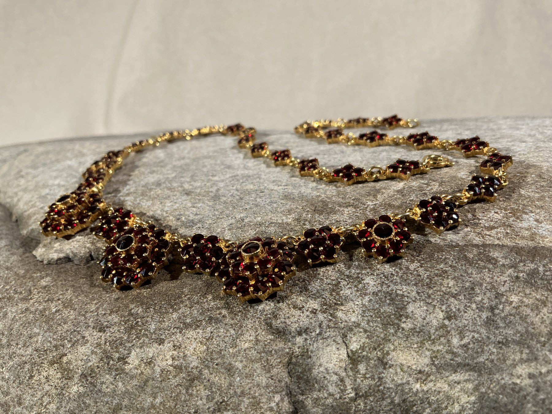 Catenine: BÖHMISCHER GRANATSCHMUCK Halskette – Nuovo (secondo la descrizione) da Richterswil venduto da Restwert_Richterswil 2