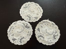 3 Antike Spitzen-Untersetzer/Deckchen, feine Schweizer Ha...