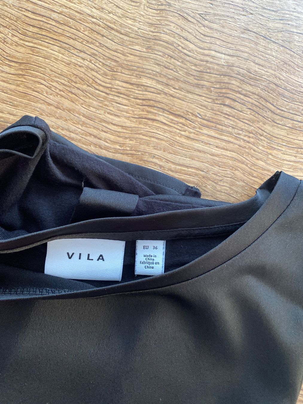 Vila T-shirt: VILA T-SHIRT GR.36/S Schwarz / vorne chic / hinten Basic – Usato da Frauenfeld venduto da Boldi46 2