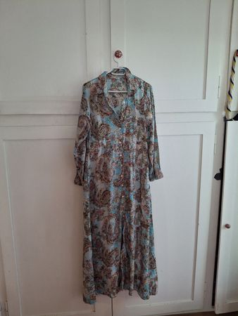 Langes Kleid mit Paisley-Muster und Goldanteil Grösse 36