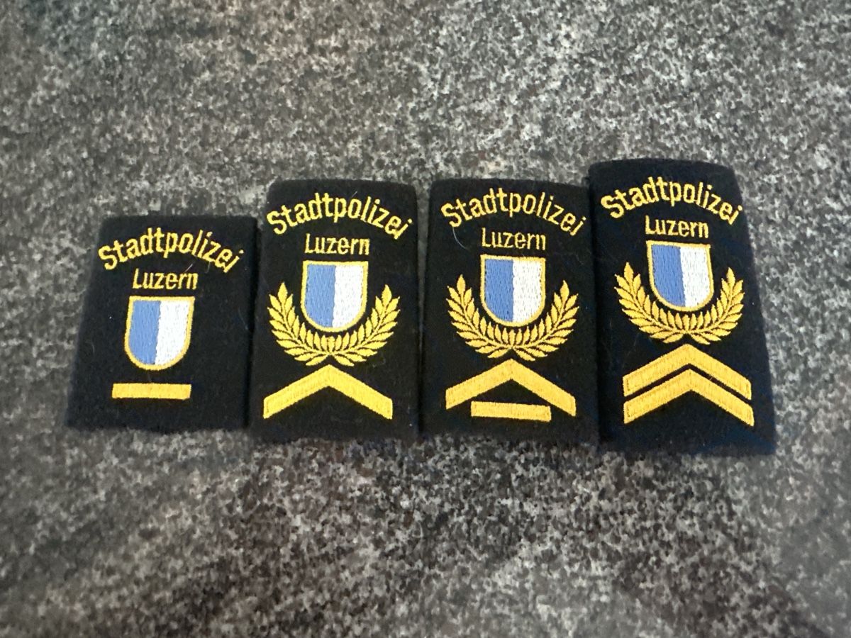 Uniformi: Stadt Polizei Luzern vintage  – Usato da Morbio Inferiore venduto da Ecod