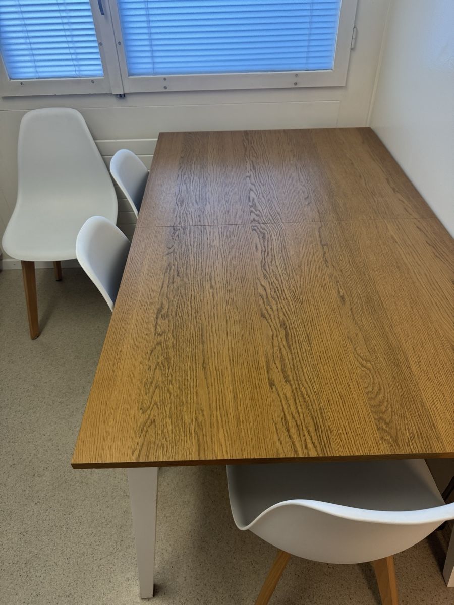 Tables: Holztisch mit 4 Stühlen – D'occasion à Zürich par rob_5hp9