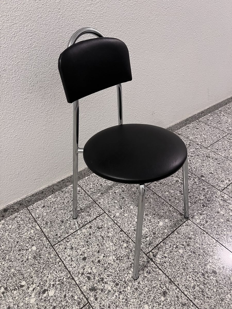 Chaises: 4 Stühle, schwarz, Metallgestell – D'occasion à Winterthur par T890251 1