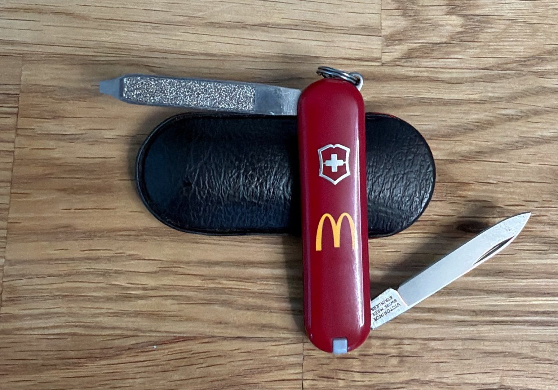 Victorinox Coltelli tascabile: VICTORINOX SACKMESSER MC DONALDS MIT ETUI – Usato da Zürich venduto da Frei-Occasionen