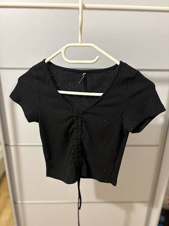Tops: Croc top noir  – Neu und originalverpackt aus Lausanne von ahm_9l9k