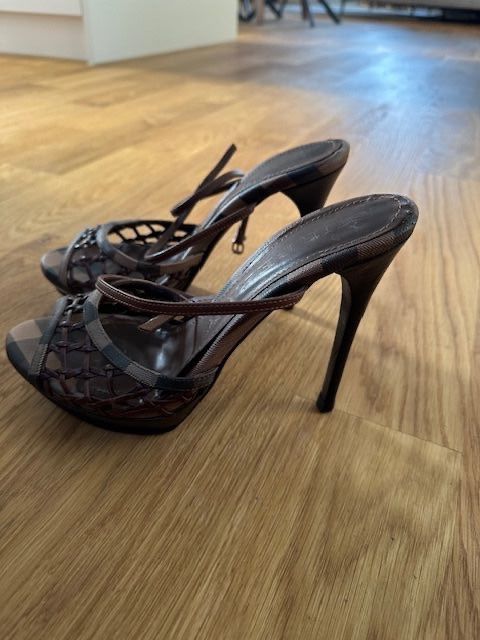Burberry Damenschuhe: Burberry Sandalen 38.5 – Gebraucht aus Hochdorf von lefaho 1