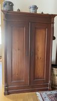 Holzschrank