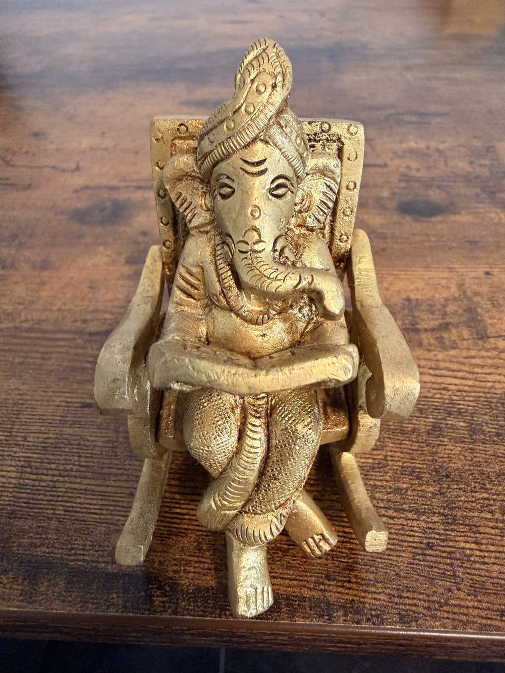 Sculture & Statue: Handgefertigte Ganesha-Statue im Schaukelstuhl – Nuovo e nell'imballaggio originale da Horgen venduto da MP_McA