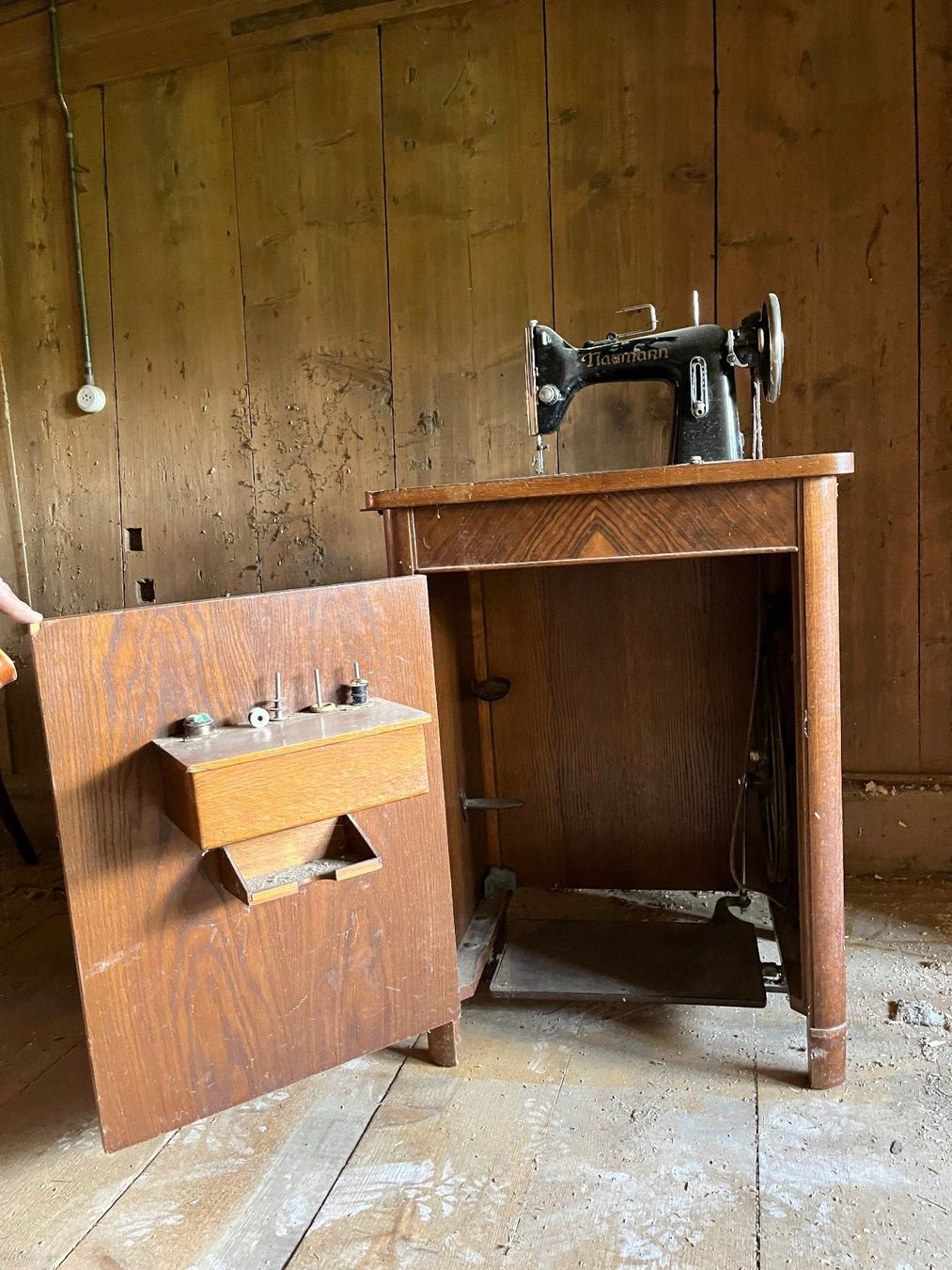 Macchine da cucire: Nähmaschine versenkbar antik – Usato da St.Ursen venduto da Hagelhans1 2