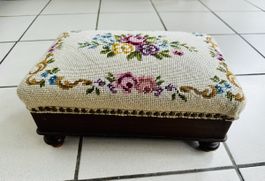 Vintage Fussbänkli/Schemeli mit Goblinstickerei
