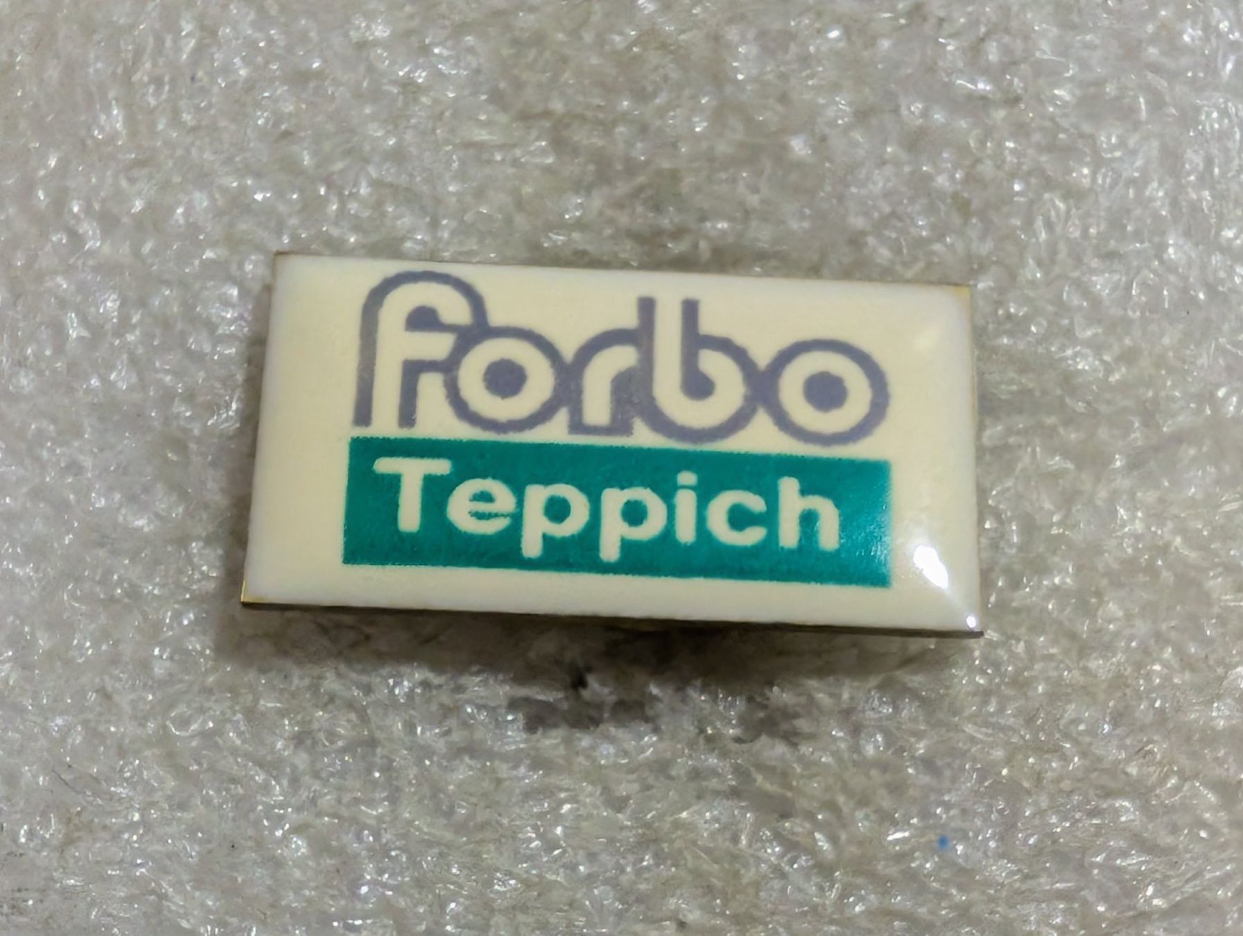 Placchette & Badge: Ansteckpin 208: Forbo Teppich – Usato da Oppligen venduto da Pin-Fall-Shop
