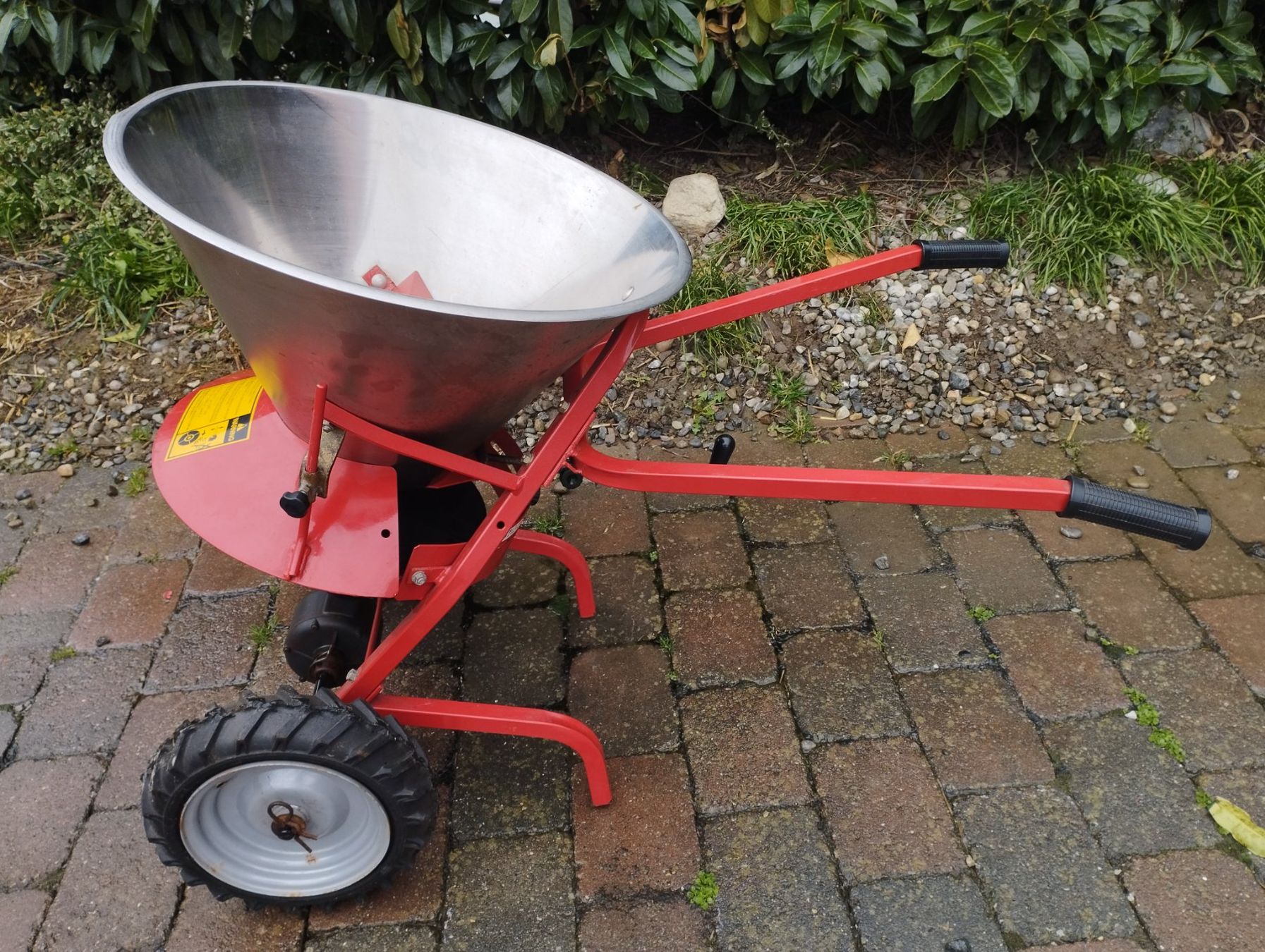 Bodenbearbeitung: Salzstreuer Düngerstreuer – Gebraucht aus Schüpfen von  2