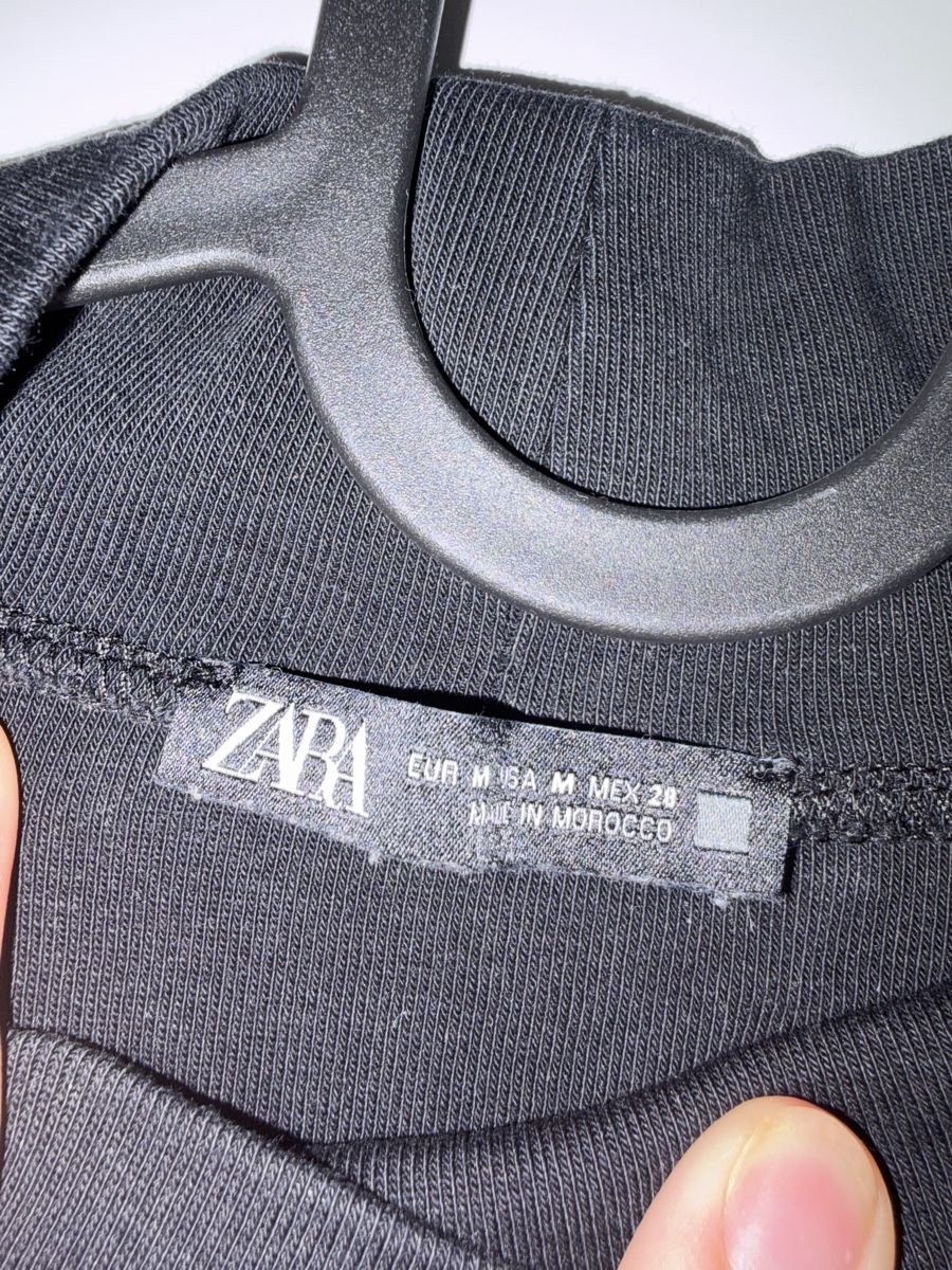 Zara Top: Body noir col montant manches courtes  – Usato da Monthey venduto da Sevdije.Kololli 2