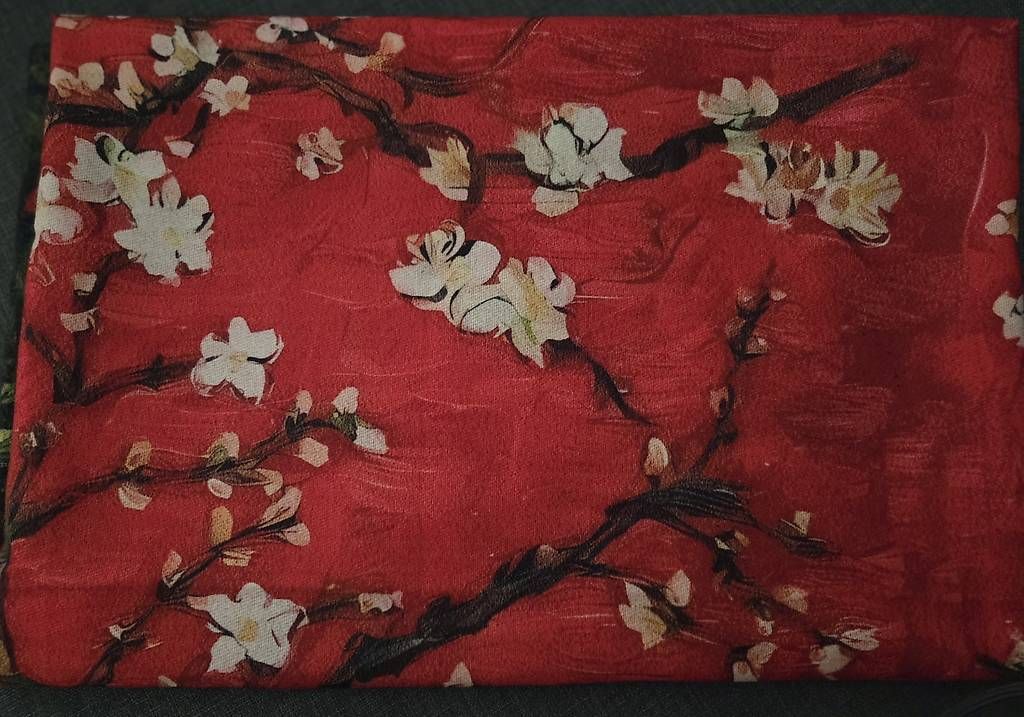 Foulard & Sciarpe: Roter Schal mit Kirschblütenmuster – Usato da Thalwil venduto da and_fdf5