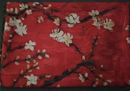 Roter Schal mit Kirschblütenmuster