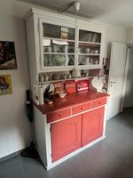 Schönes altes Küchenbuffet weiss/rot mit Glasaufsatz Kult