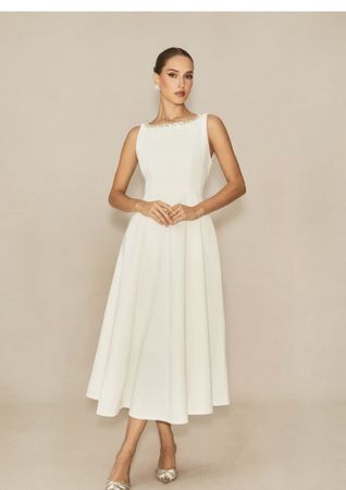 Robe blanche longueur midi col orné taille S neuf