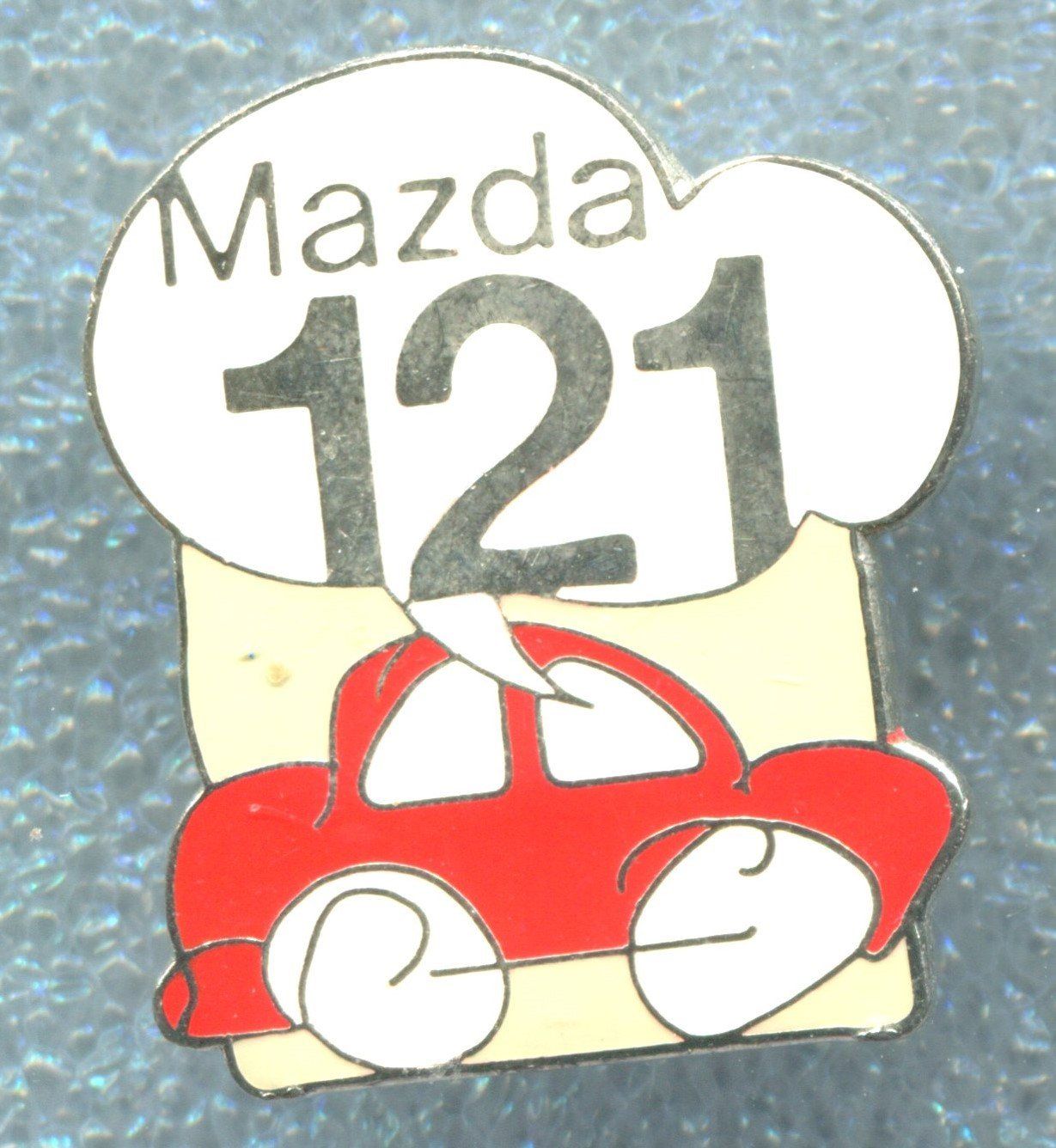 Plaketten & Abzeichen: Mazda 121 rot – Gebraucht aus Winterthur von Sammleroase