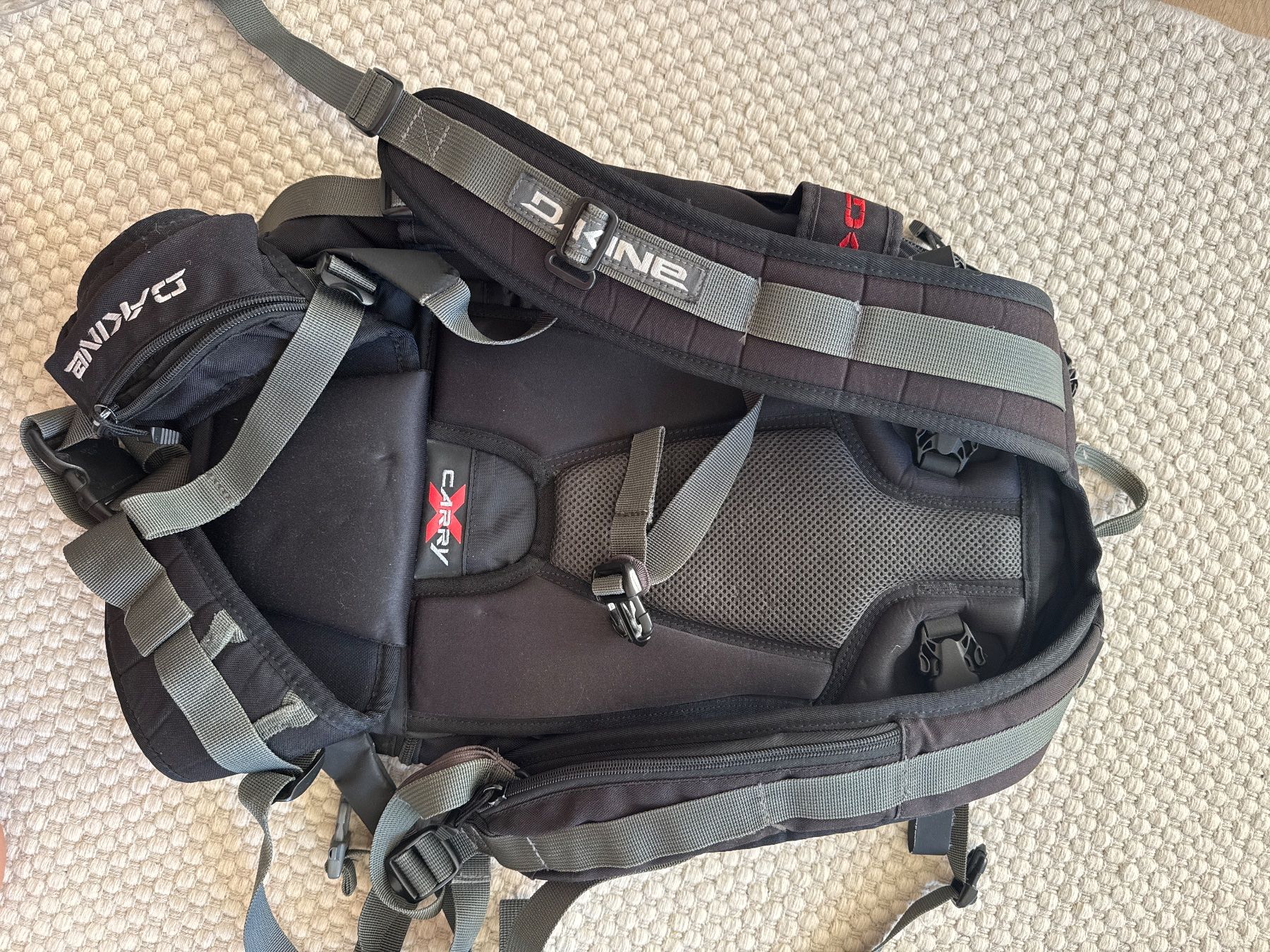 Dakine Sacs à dos: Dakine Backpack black multi-compartment acceptable – D'occasion à Zürich par mdoenier 1