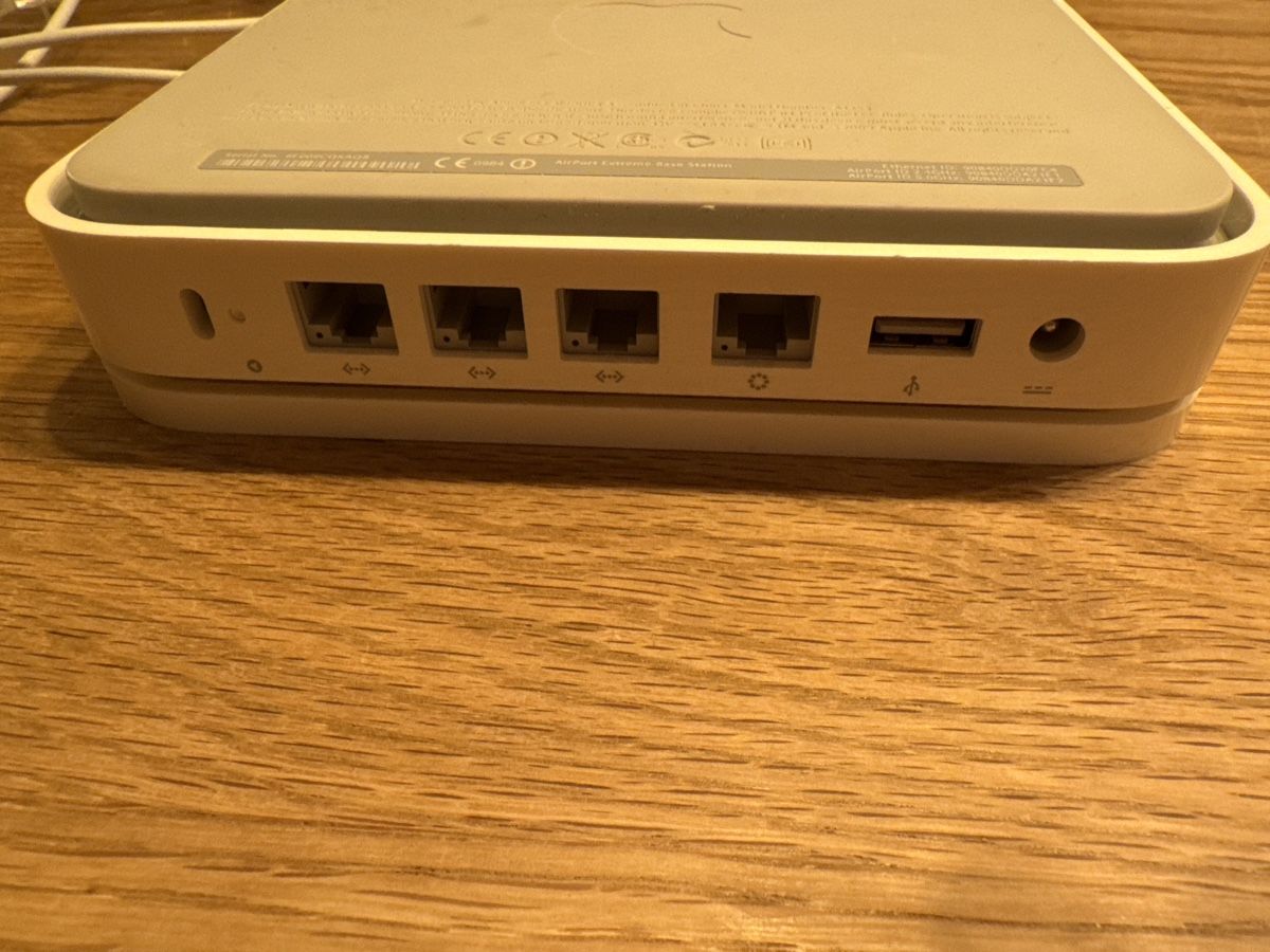 Apple Modem & Router: Apple Airport Extreme WLAN Basisstation – Usato da Lyss venduto da aschempp 2