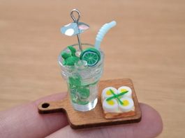 Mojito mit Cocktailschirmchen und Canape