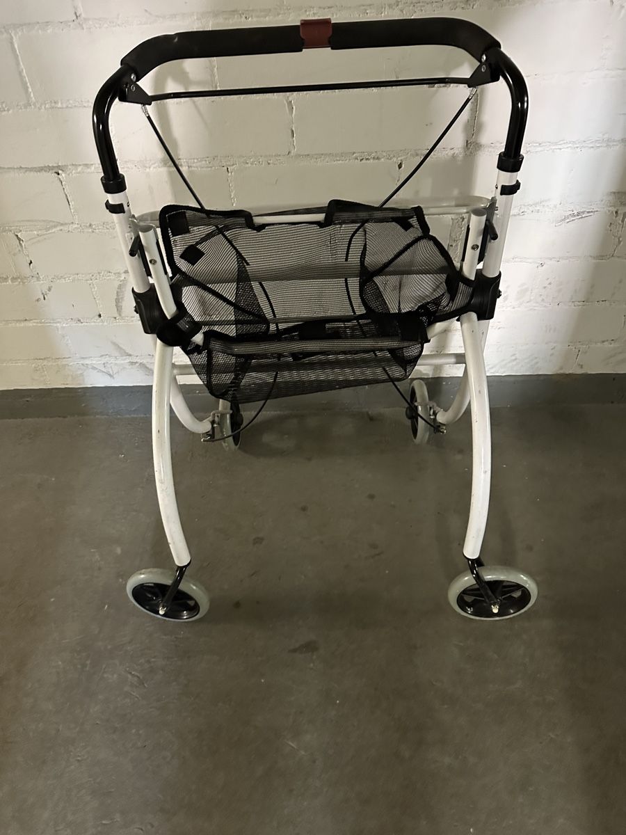 Aides à la marche: Rollator  – Neuf avec emballage d'origine à Bützberg par Chisco