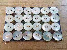 24 opalisierende Perlmutt Knopf Knöpfe Knopfkarte 11mm