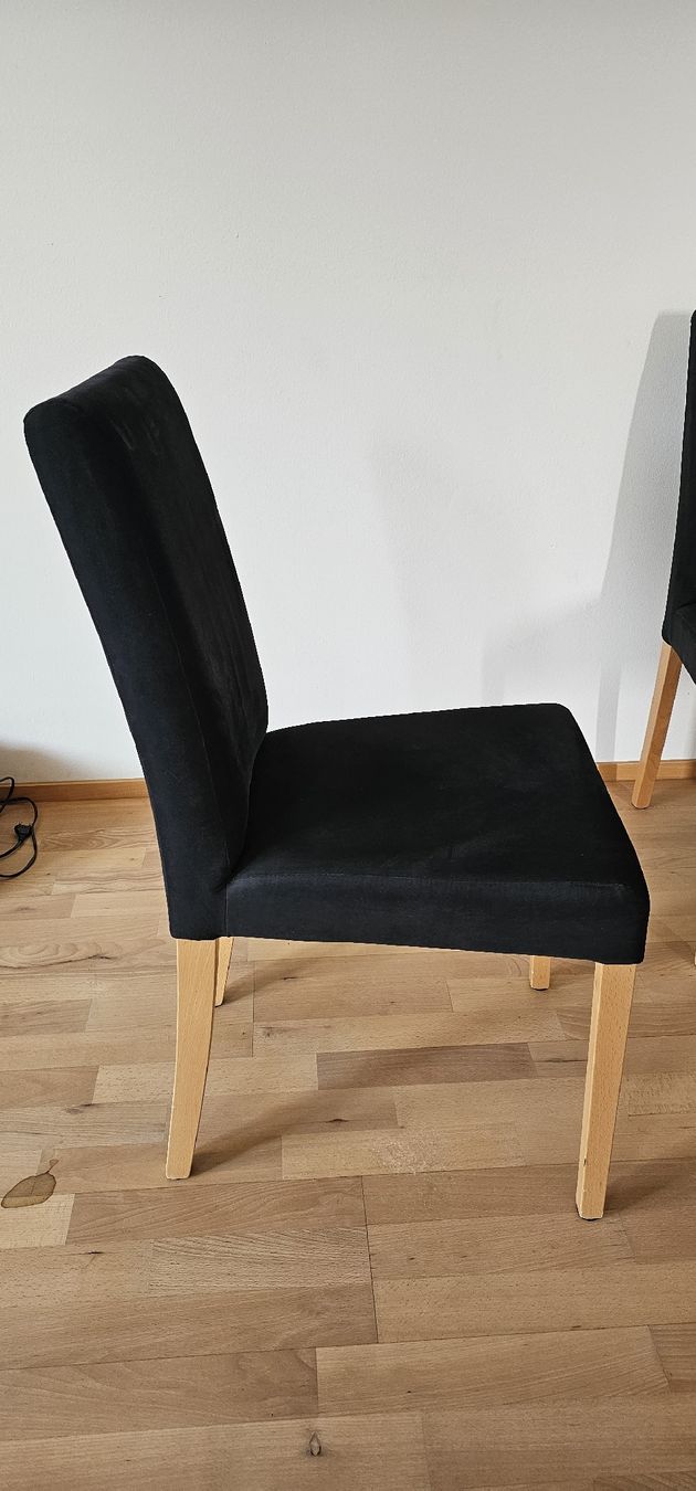 Chaises: 4 schwarze Stoffstühle mit hellen Holzbeinen – D'occasion à Illgau par smili2591 2
