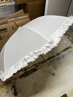 Romantischer Regenschirm in cremeweiss