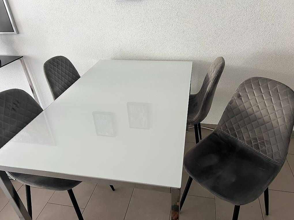 Tischset: Moderner Esstisch mit 4 Samtstühlen – Gebraucht aus Schuebelbach von jaflespacheco