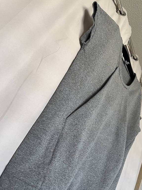 Maglioni & Felpe: Sweat gris Guy Laroche taille L – Usato da Versoix venduto da L_armoire_d_isa