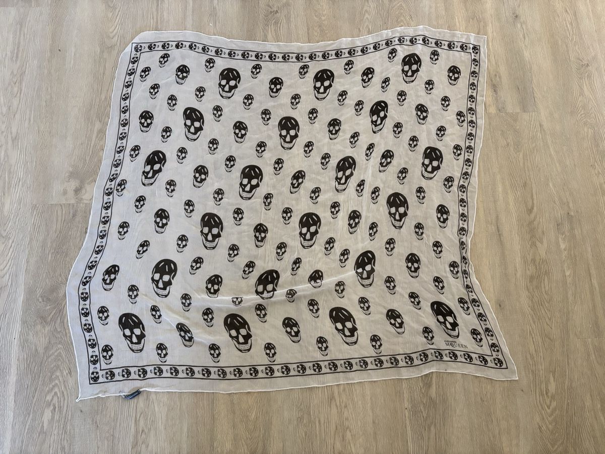 Alexander Mcqueen Foulards, Tücher & Schals: Alexander McQueen Seidenschal weiss (used) – Gebraucht aus Männedorf von Topolina87