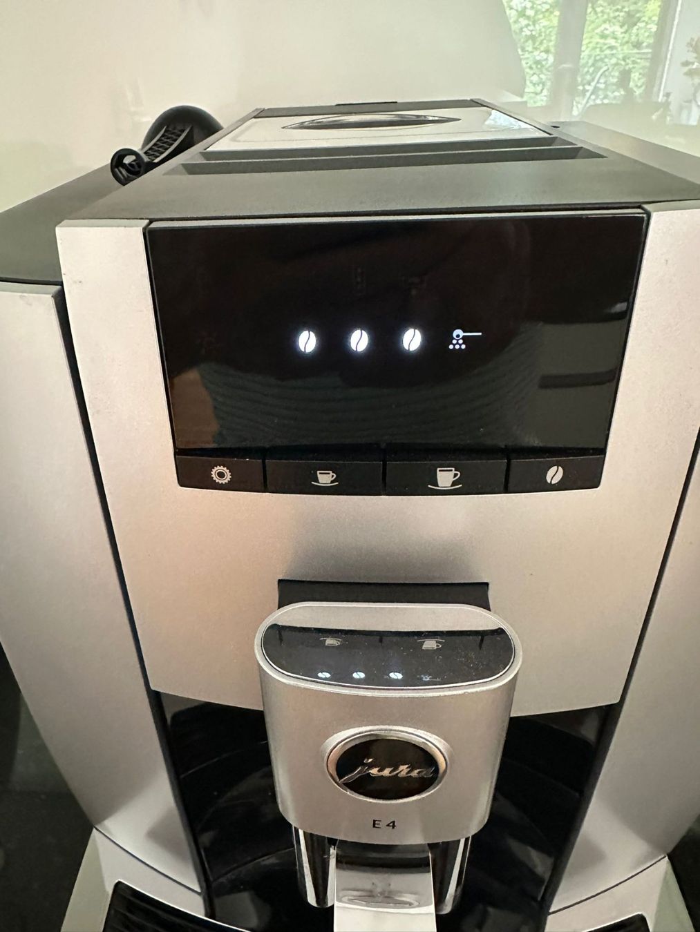 Jura Macchine per caffè & Macchine per espresso: Jura E4 Kaffeevollautomat / Kaffeemaschine – Usato da Burgdorf venduto da interstellar2 2