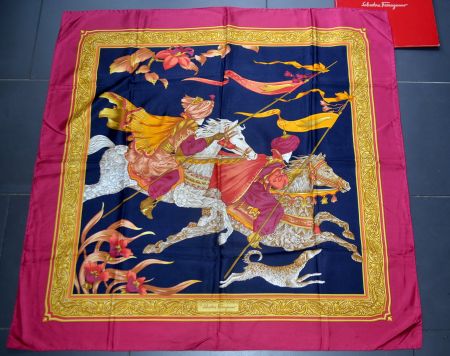 Salvatore Ferragamo Seidentuch / foulard en soie