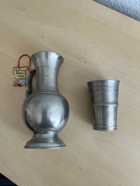 Caraffe: Zinnkrug mit Becher – Usato da Horgen venduto da Hotrova448