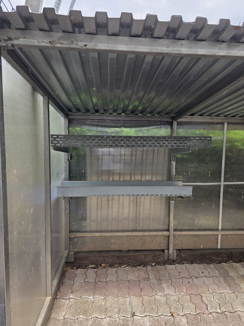 Unterstände: Velo Unterstand Metall mit Regalen – Gebraucht aus Rothrist von rsu_96pl 1
